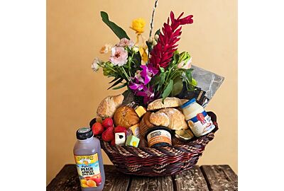 Mother’s Day Gift Baskets Denver: Gourmet Gifts for Mom with Flowers, Pastries & More